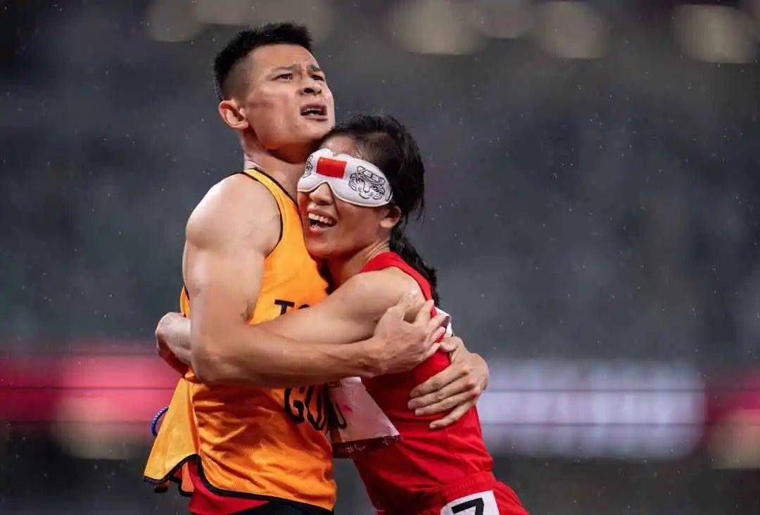 赛后领跑员徐冬林,难掩激动之情,将刘翠青高高举起.