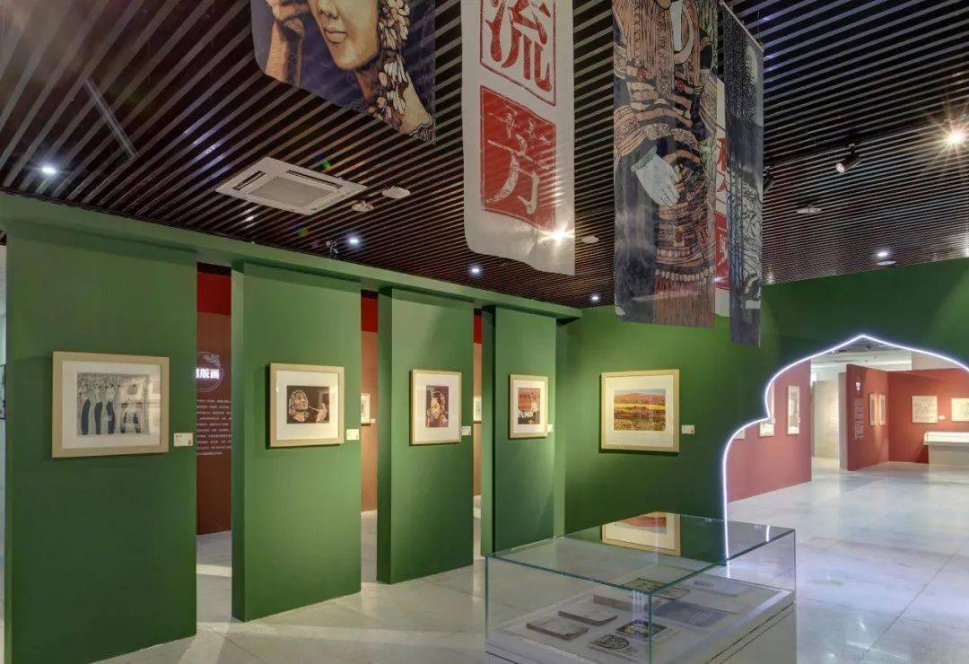 以图片,文字说明和实物展示了上起新石器时代,下至清代,我国古代印刷