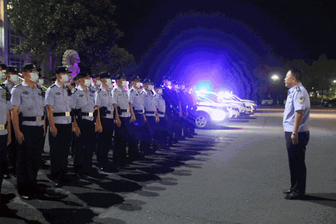 展开行动现场上百警力出动随着指挥长的一声令下现场警灯闪烁上百警力