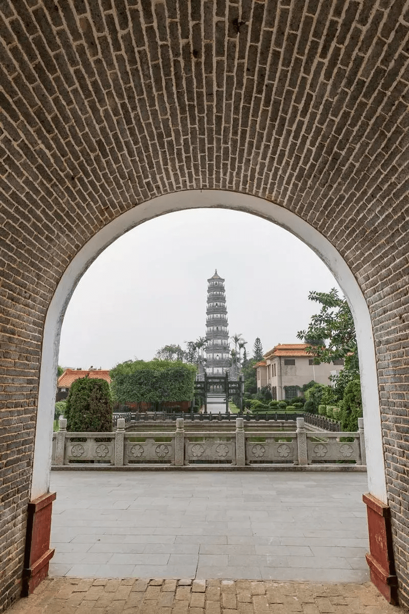 严跃新▲雷州西湖 摄影/李玉祥▲三元塔 摄影/陈显耀▲雷州古城街道