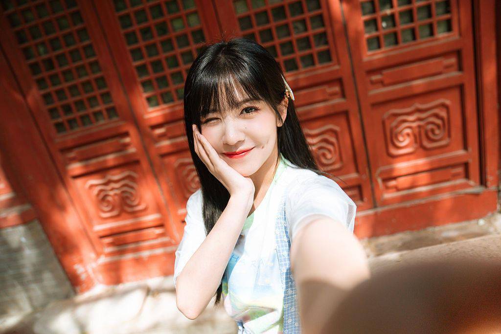 发夹|赖美云笑眼弯弯甜美萌妹子 短裙写真青春活泼俏丽可人