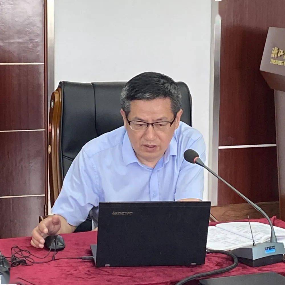 质量分析会上,首先由桐庐中学,富春高中,分水高中等三所学校校长进行