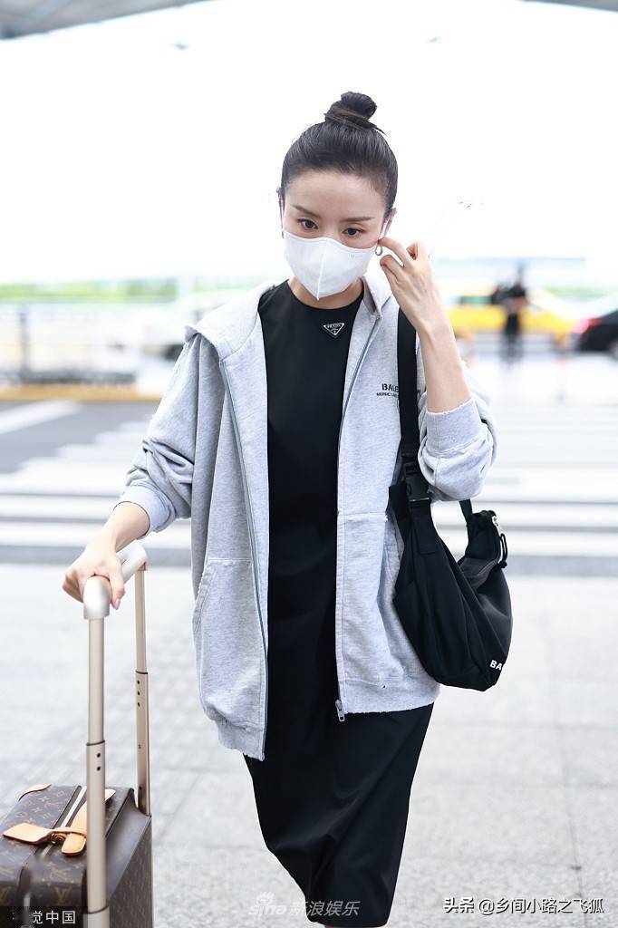 2021年9月4日,上海,董洁现身机场.