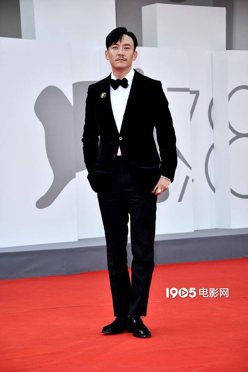 张震出席《沙丘》首映仪式 西装笔挺尽显儒雅风范