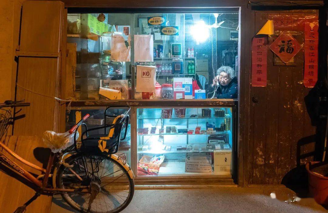 年代,上海出现了一种外国烟纸店,老上海称之为"士多"(store),即杂货铺