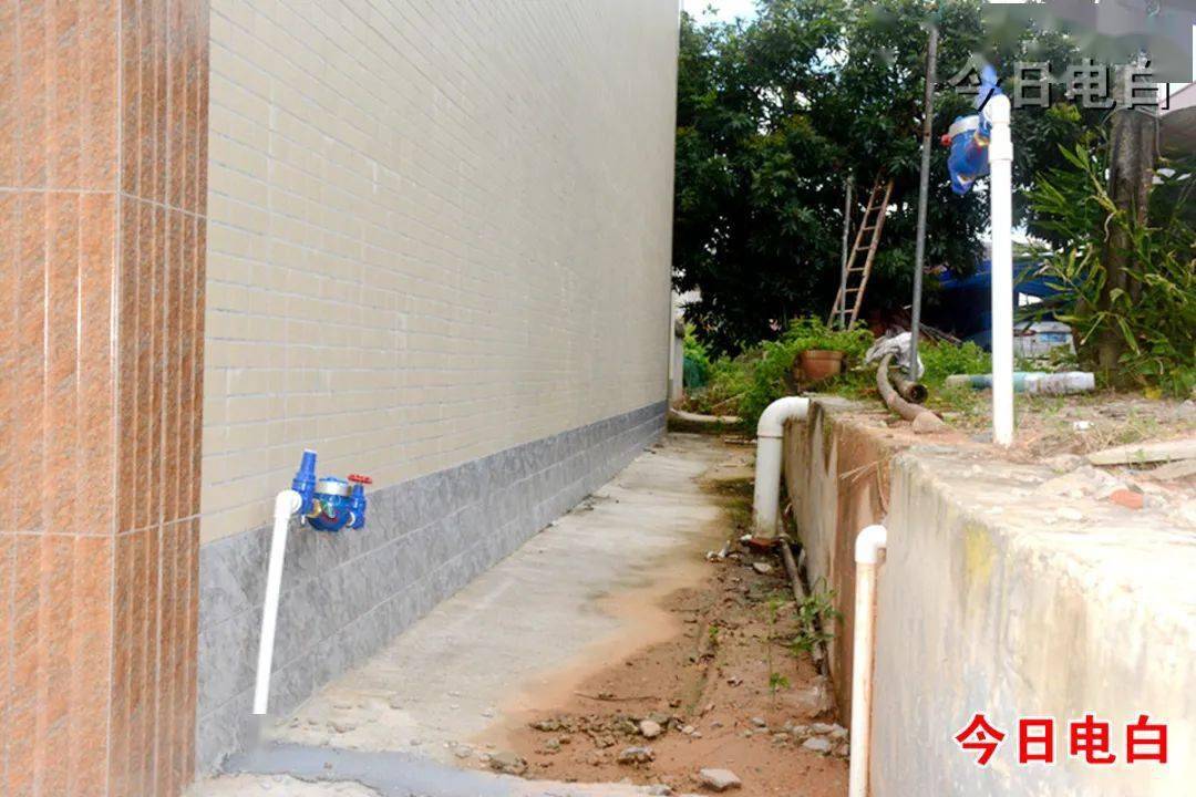 看着从水龙头里流出来的清澈干净的自来水,村民的脸上不禁露出喜悦的