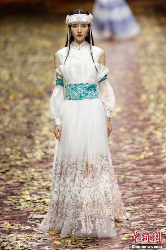 技术|中国鄂伦春文化服饰秀亮相中国国际时装周