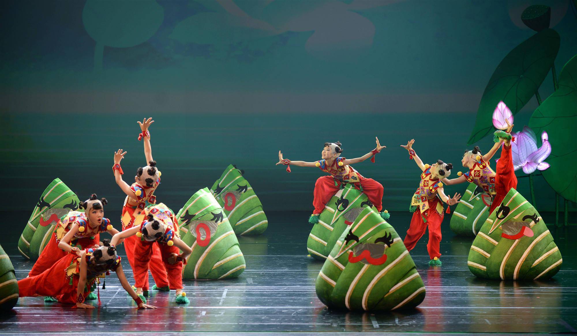 舞蹈"捉蟋蟀"形象地表现了在田野与蟋蟀捉迷藏的得失之乐趣,尤其是