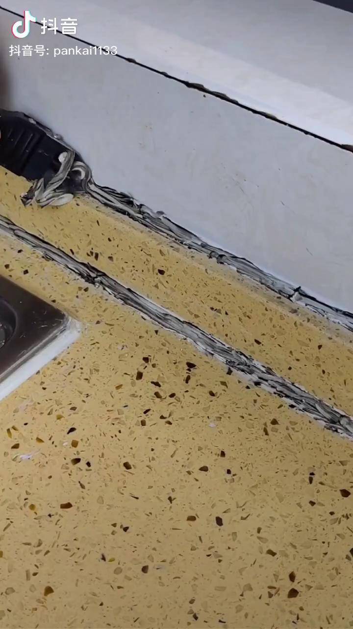 厨房灶台水池边上缝隙发黑发霉就铲掉玻璃胶打上瓷缝剂防水防霉再也没