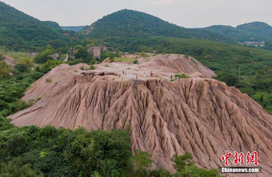 南京郊外一废弃采石场酷似"雅丹地貌"俯瞰如大地"指纹"