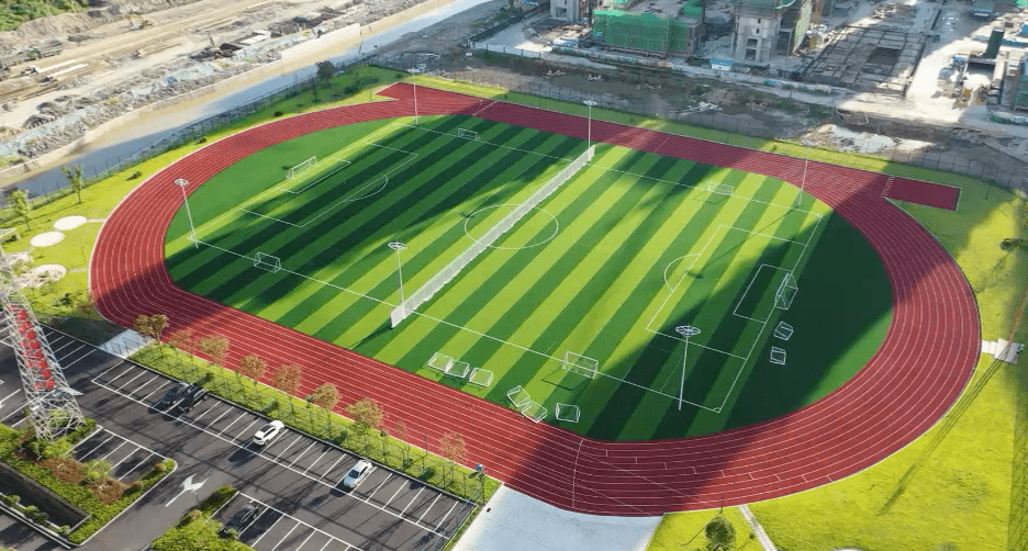 从天空俯瞰,偌大的足球场,网球场,篮球场,塑胶跑道,一览全景.