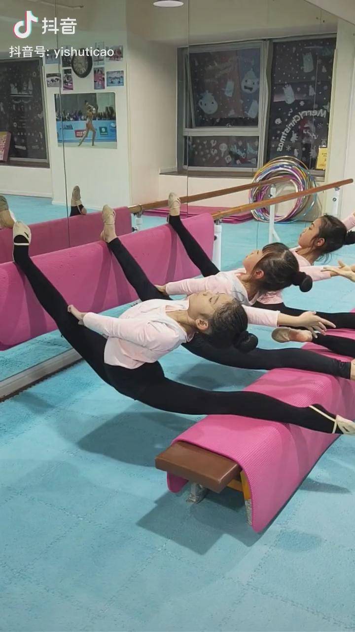 艺术体操今天多耗几组胯加油