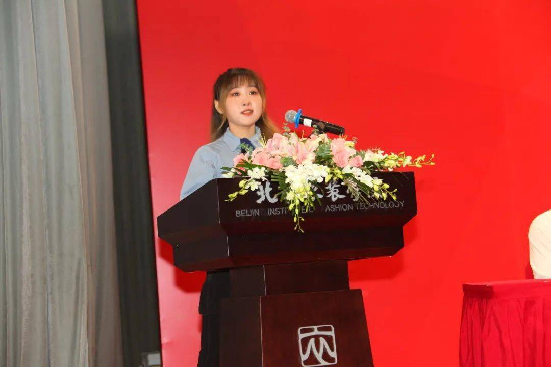服饰艺术与工程学院2021级研究生王晨晨同学代表新生发言.
