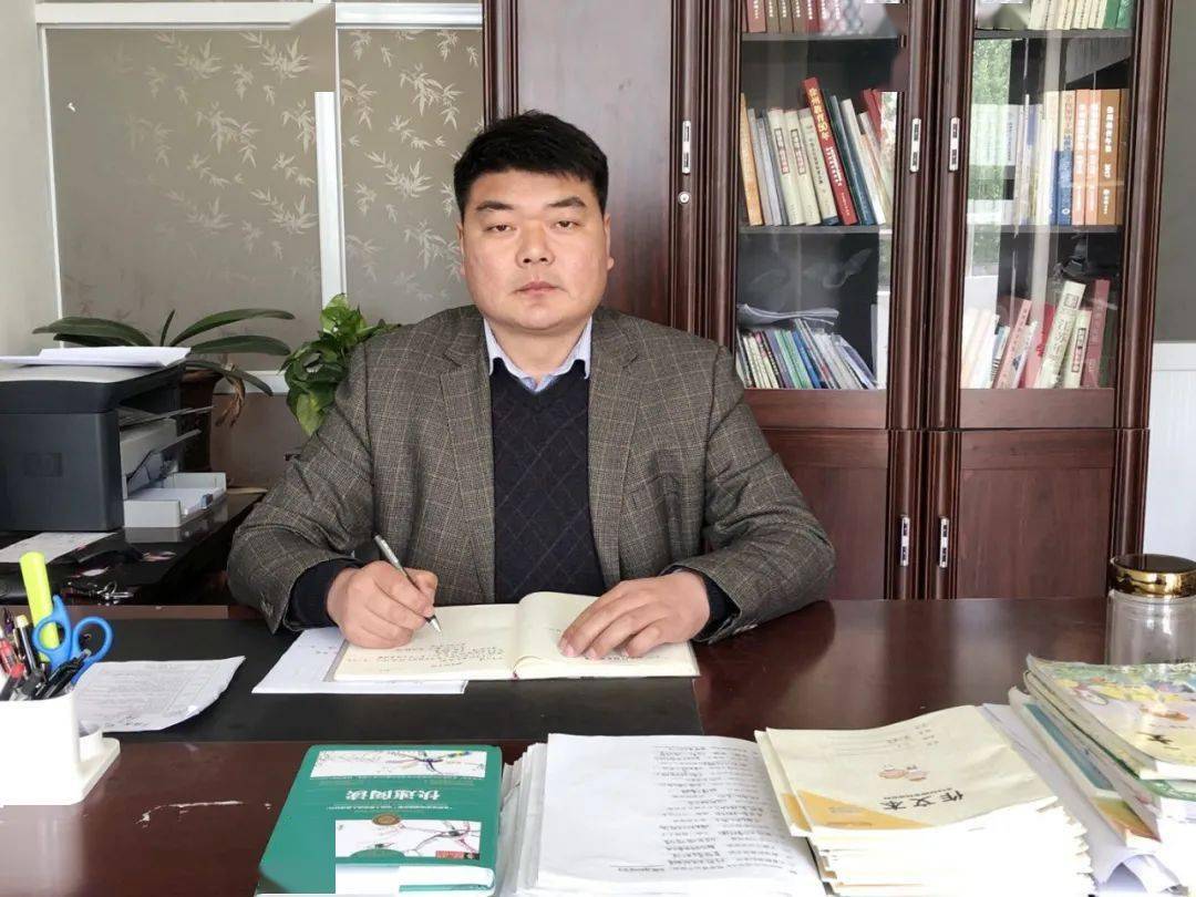 彭跃龙,现任官山中学校长,兼任邱集中学校长,中共党员,江苏省优秀