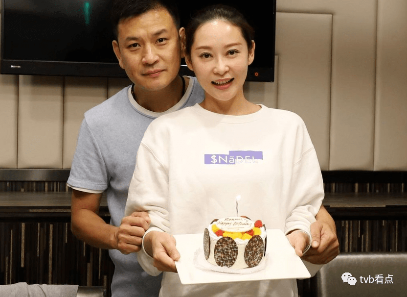 生女12年仍未结婚杨怡姐姐杨卓娜与富豪恩爱出行被赞史上最好后妈
