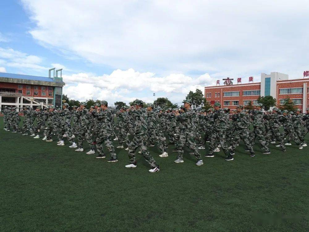 古交一中举行2021级新生军训汇报演出暨闭营仪式