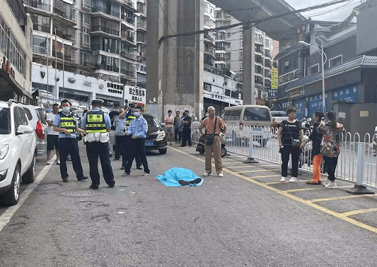 又是一起悲剧!贵阳街头发生车祸,驾驶人下车后直接倒地