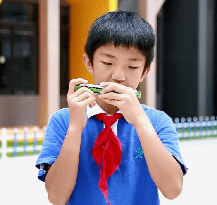 小小的一把口琴,不仅能培养学生的音乐爱好也能舒缓压力,陶冶情操.