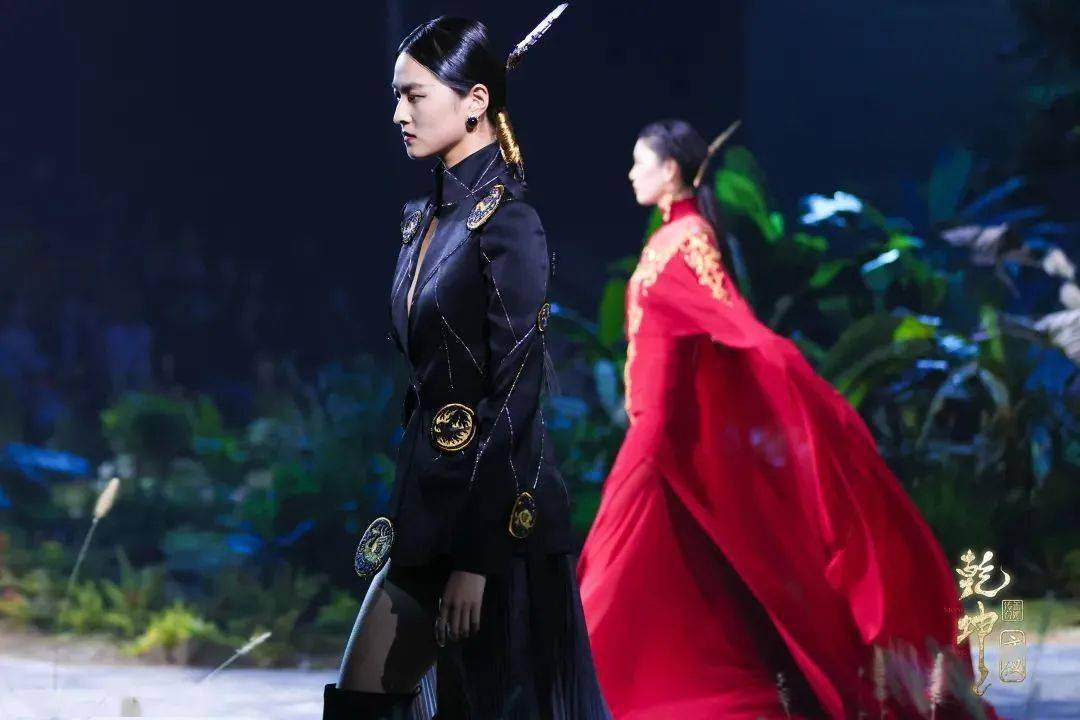 民族|致爱时尚 | 在SS2022中国国际时装周,遇见人文自然、民族传统与时尚融合之美