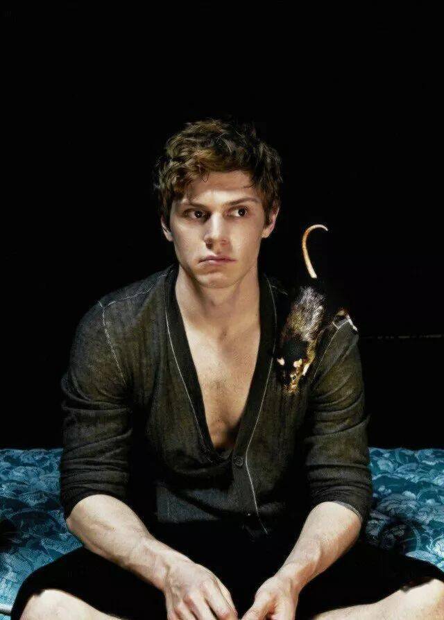 阳刚直男evanpeters在美国恐怖故事中挑战女装造型