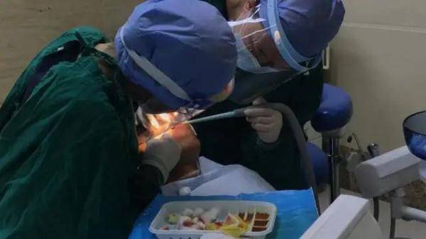 血糖|广州男子医院门口突然晕倒，医生急救后给他吃冰淇淋