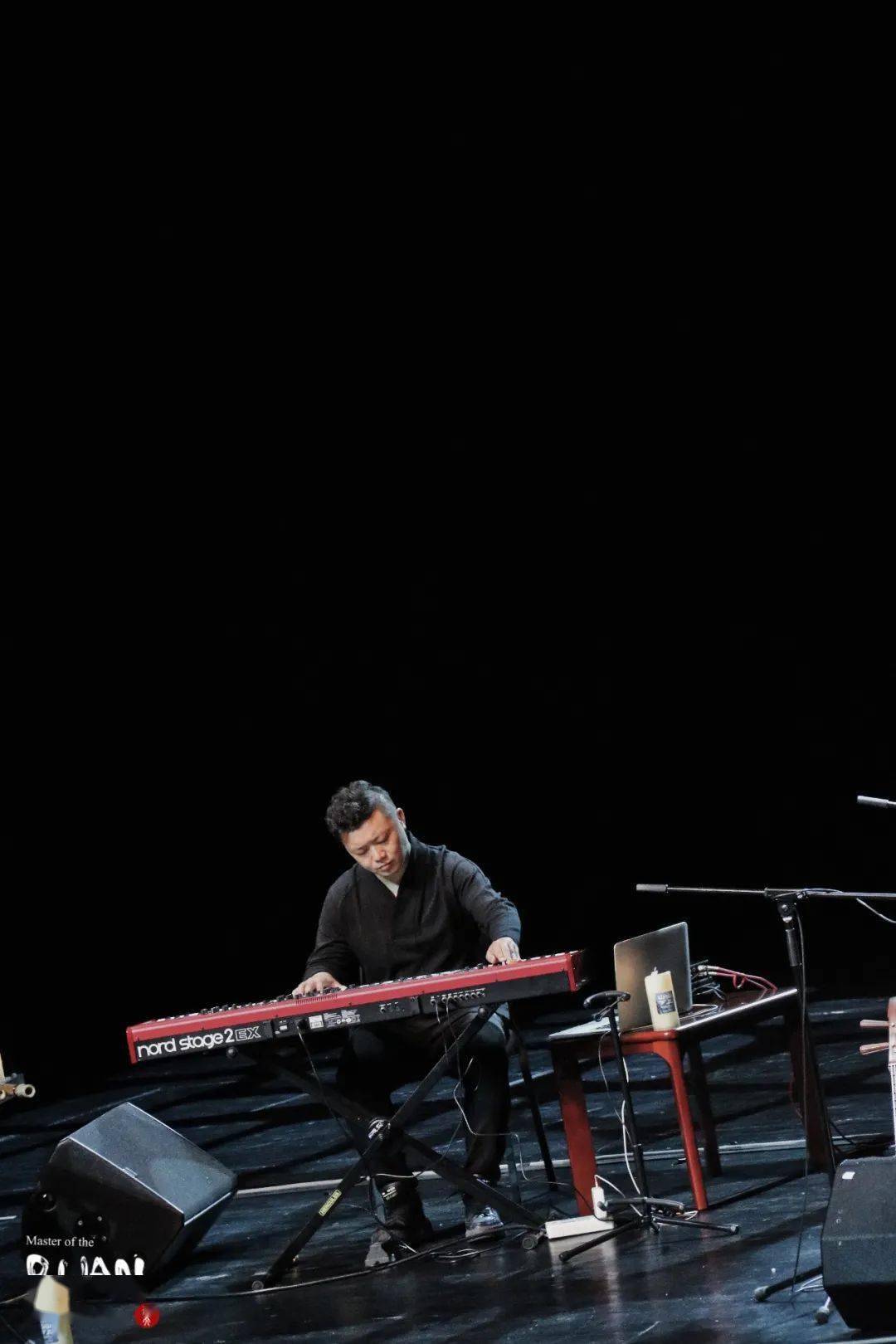 元首于人民大会堂演出;并常年以键盘手的身份参与录制各大综艺音乐