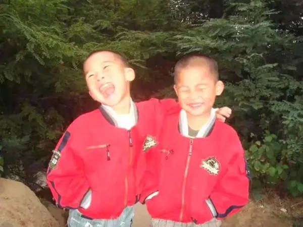 双胞胎|神同步！双胞胎兄弟入学同分同校同班又同寝，长相人脸识别都搞错