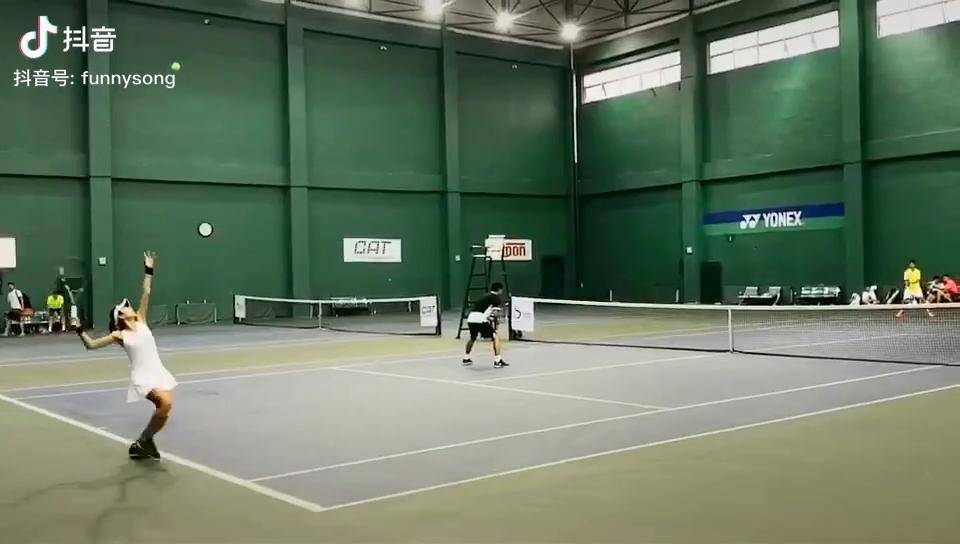 网球女神王妍业余网坛的莎拉波娃长腿颜值暴力打法