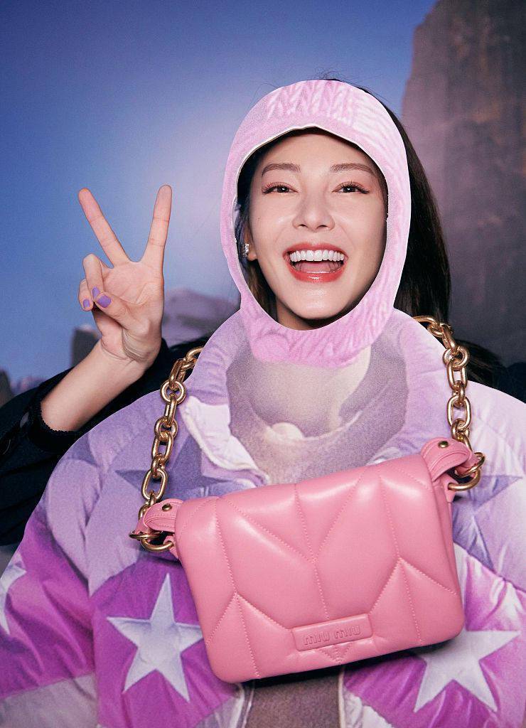 张雨绮|张雨绮黑色西装套裙尽显“飒姐”范 梳偏分刘海露精致眉眼