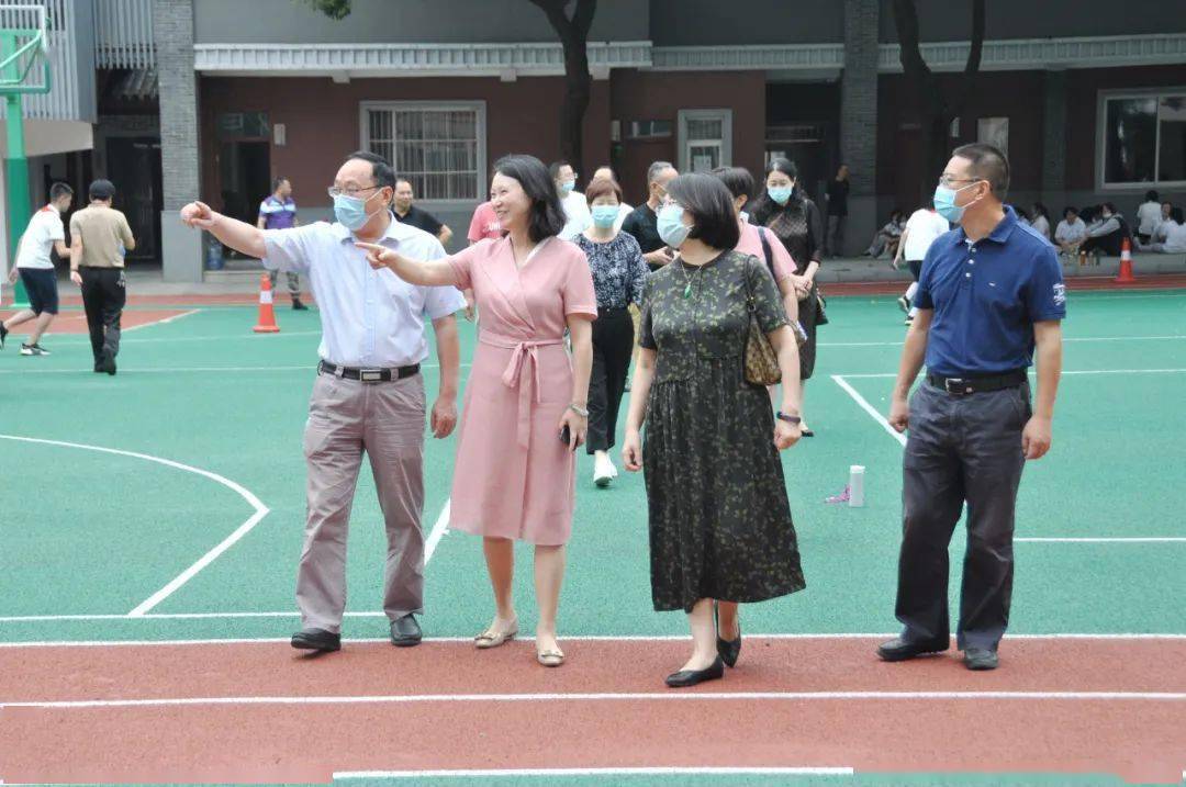 学校发展南通市崇川区政协领导一行赴东林中学参观考察