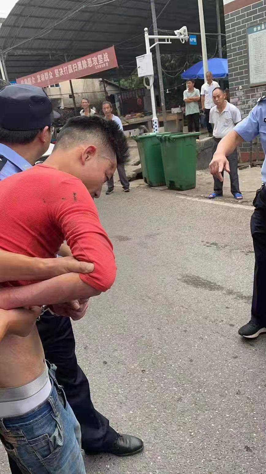 行李箱藏尸案被告人被提起公诉，被告人与被害人是上下级