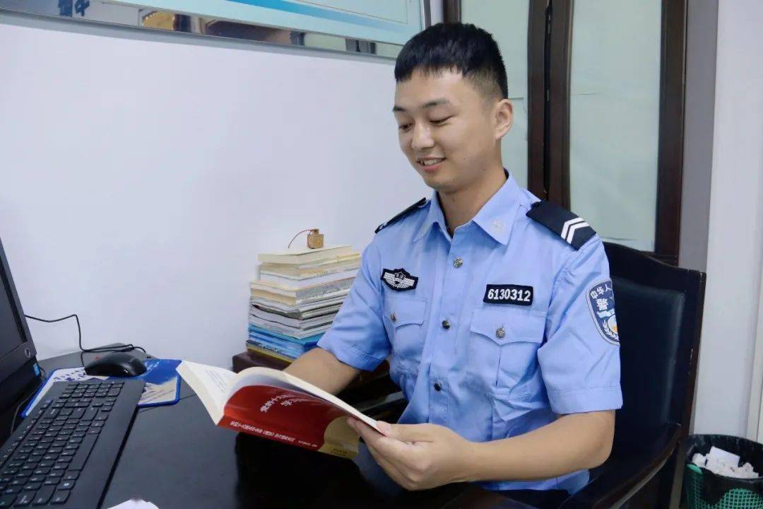 穿正装驻队记者,记录故事时,便立下志向做一名人民警察,如今身着警服