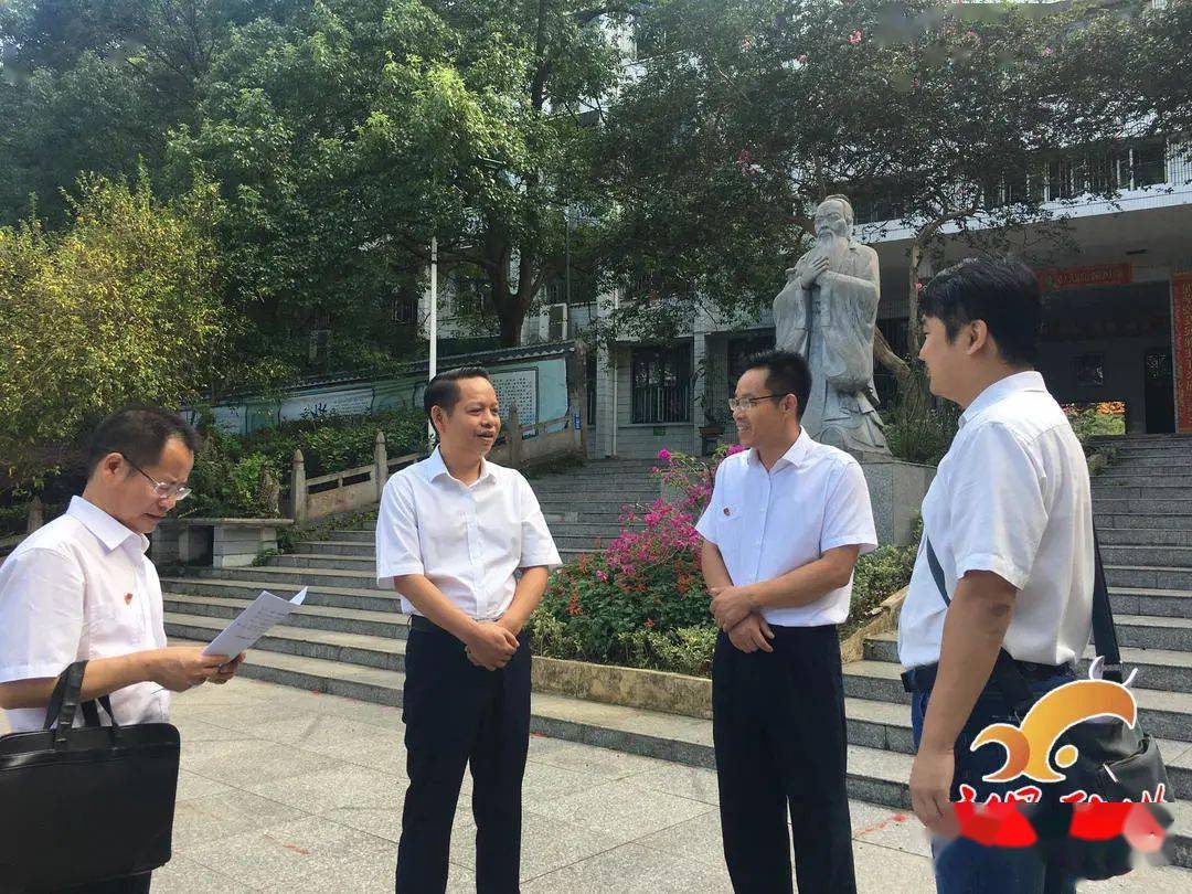 当天,周重颜一行先后来到新晃一中,晃州镇一完小,思源学校看望慰问