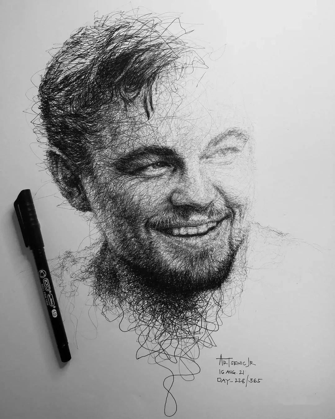 一位用长曲线画肖像素描的牛人