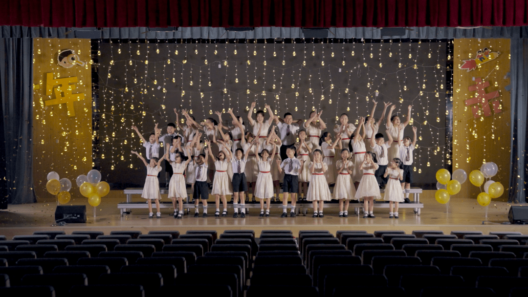 34名少年组成了本届童声合唱团为期一天的专业评选8月15日,三位评委