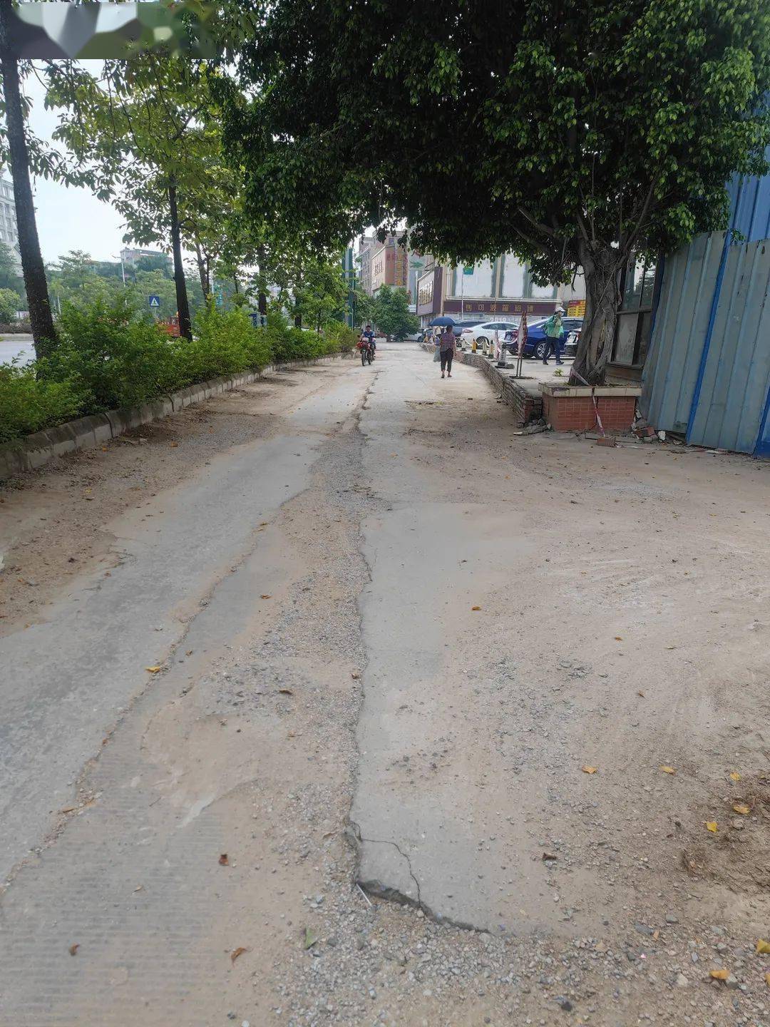 e友 @yaoshu726也发帖称, 罗定城区市政广场对面的辅道也是一言难尽.