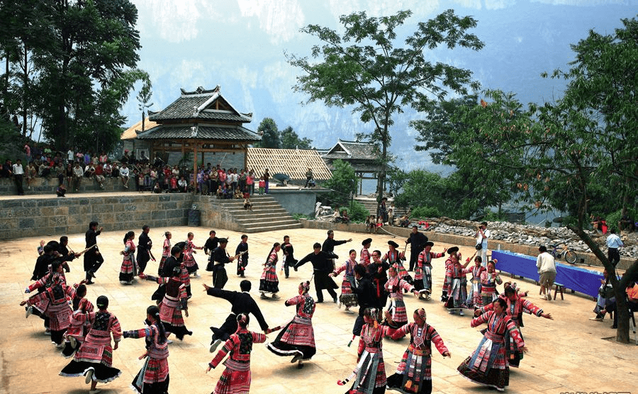 化屋基苗寨:悬崖下隐藏300年的"世外桃源"_传统