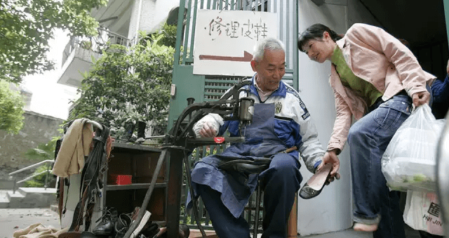 鞋子|修得了Gucci鞋、改得了LV西服…街头的老手艺人，太牛了