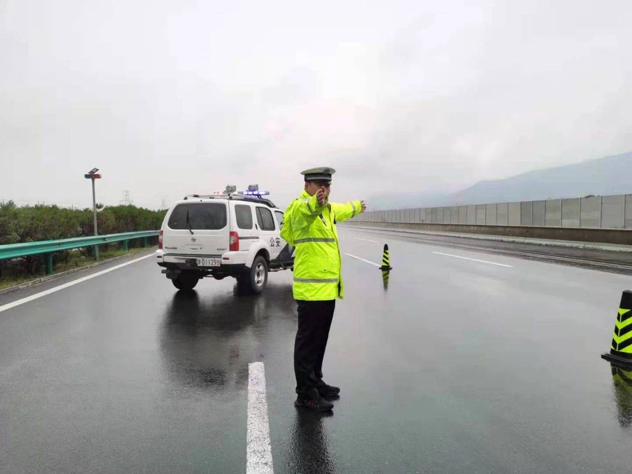 加强路面见警率 高速交警“在路上”_工作