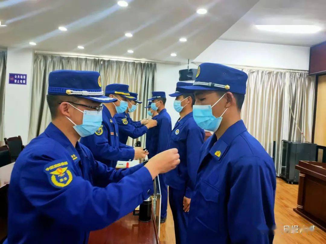 亮相迪庆专职消防人员全体换新装