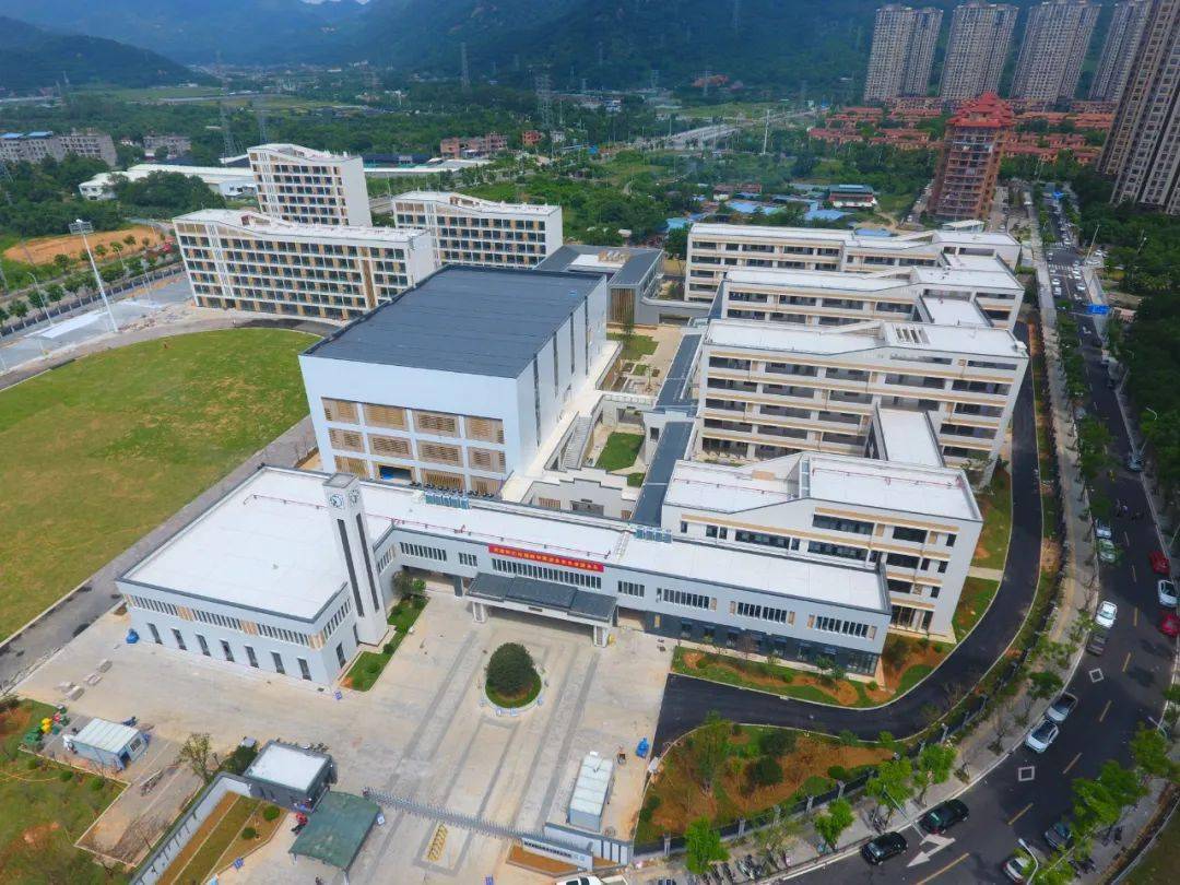 前身为闽侯尧沙职业中学,闽侯县美术中等职业学校,是福建省首批公办的