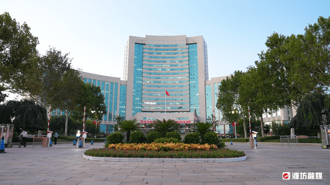 潍坊市政府大楼四根拦车杆下班后永远为老百姓竖着