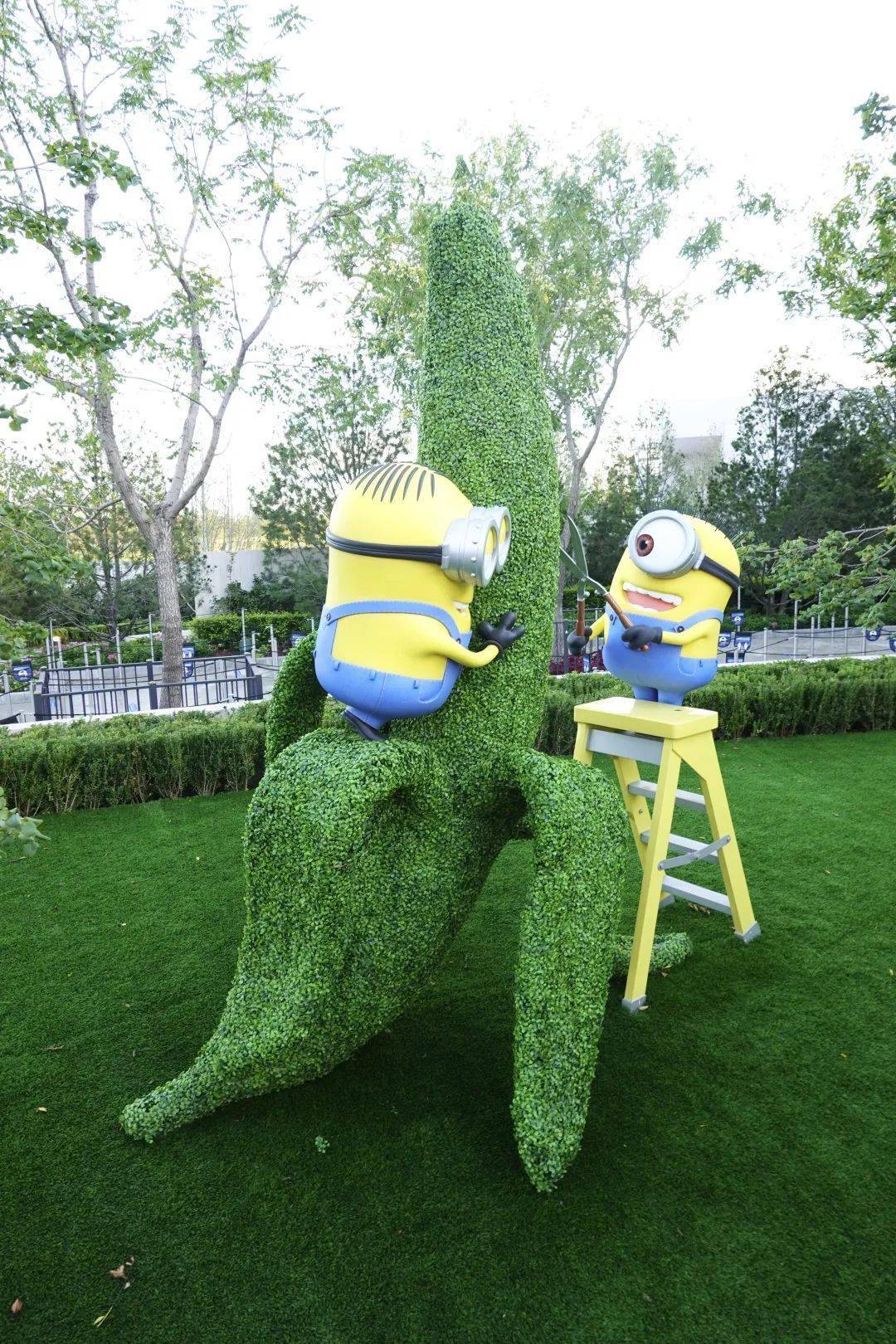 草坪上也可以偶遇小黄人小黄人闹翻天是这个区域的一个乘坐体验项目