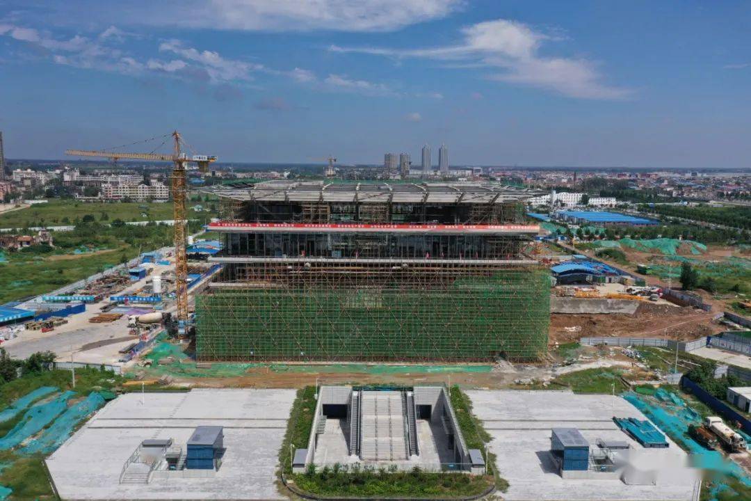 航拍的商丘高铁核心区 绿轴广场项目南门楼一角.