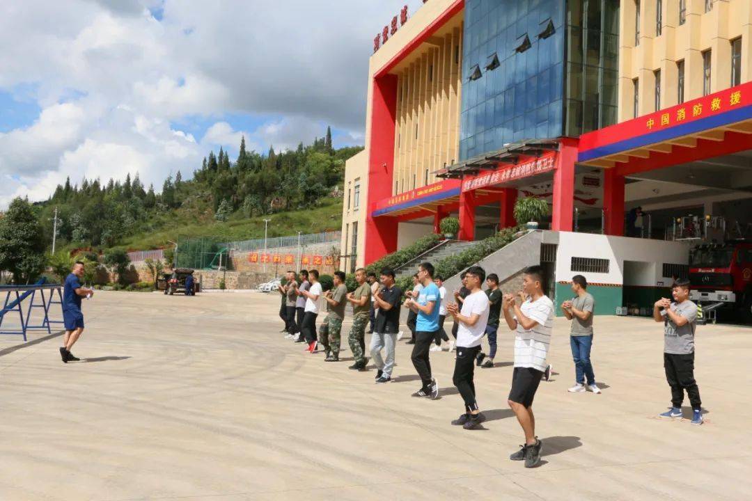 泸西县泸弥高速项目隧道管理所专职队到队接受赛前技能培训