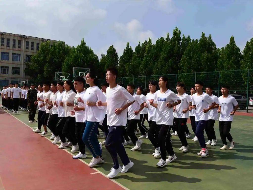 淄博体育淄博市体育运动学校中专2021级军训汇报表演圆满结束
