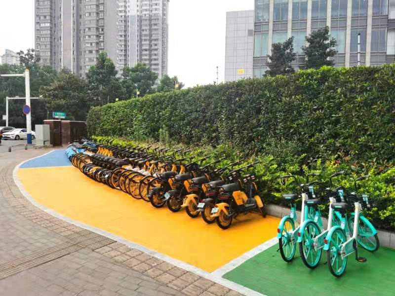 "彩色停车位"让共享单车"专色专停"