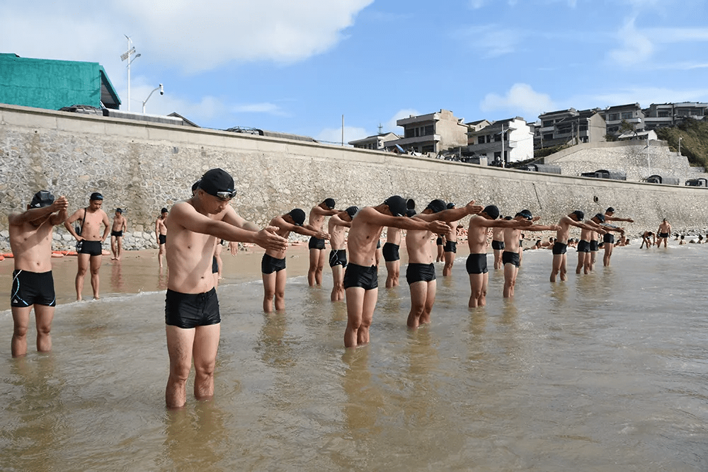 脱掉一层皮不是游泳池悠闲的休息军人的海训是搏命的训练就像是