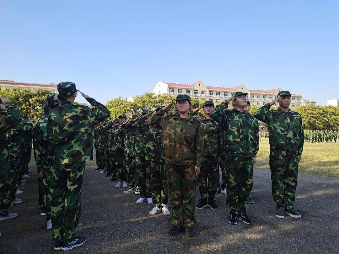 新生动态军训学军人之风采强自身之身心