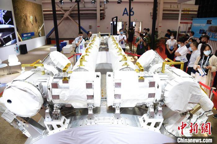 国际|2021世界机器人大会在京开幕 三位航天员太空送祝福